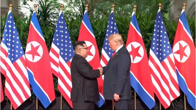 Donald Trump reicht Kim Jong Un die Hand. Donald Trump reicht Kim Jong Un die Hand.
