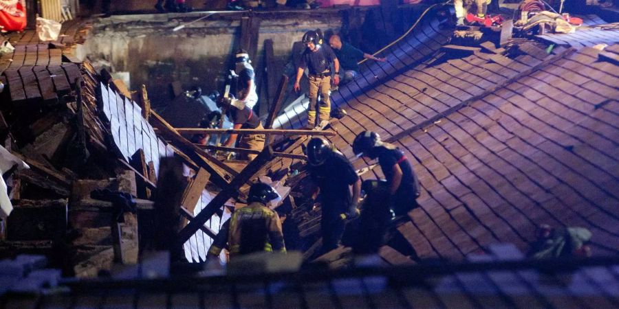 Feuerwehrmänner suchen Opfer, nachdem die Holztribüne in der Nordspanischen Stadt Vigo eingestürzt war.