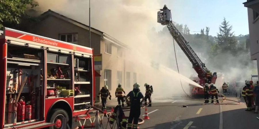 150 Einsatzkräfte von mehreren Feuerwehren stehen im Einsatz und versuchen das Feuer im Industriegebäude zu löschen.