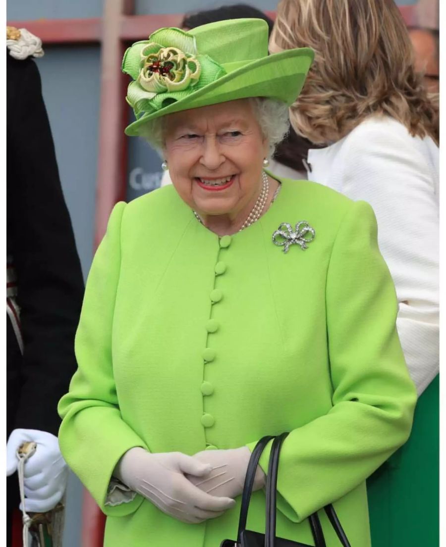 Königin Elizabeth II. überzeugte in puncto Stil besonders mit ihren knalligen Outfits.