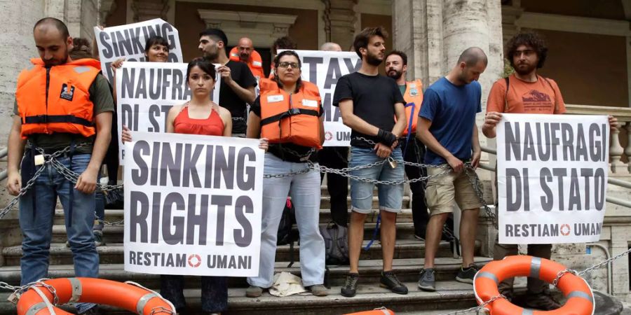 In Rom haben heute etwa 50 Menschen gegen die Schliessung der italienischen Häfen protestiert.