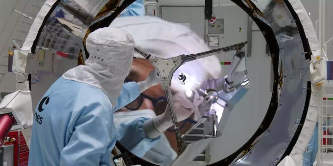 Der ESA-Satellit «Aeolus» wird von Ingenieuren inspiziert. Der ESA-Wissenschaftssatellit «Aeolus» soll erstmals Windprofile von der ganzen Erde erstellen und so völlig neue Erkenntnisse für die Wettervorhersagen bringen. Der ESA-Satellit «Aeolus» wird von Ingenieuren inspiziert. Der ESA-Wissenschaftssatellit «Aeolus» soll erstmals Windprofile von der ganzen Erde erstellen und so völlig neue Erkenntnisse für die Wettervorhersagen bringen.