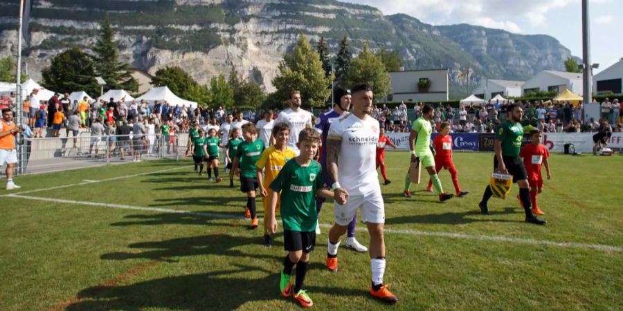 Fussball-Romantik im Cup. Thuns Captain Hediger führt sein Team in der Genfer Provinz aufs Feld.