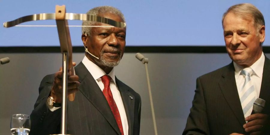 Kofi Annan erhielt 2007 den  Spezialpreis des Swiss Economic Forum für seine Verdienste für den Weltfrieden von alt Bundesrat Adolf Ogi überreicht.