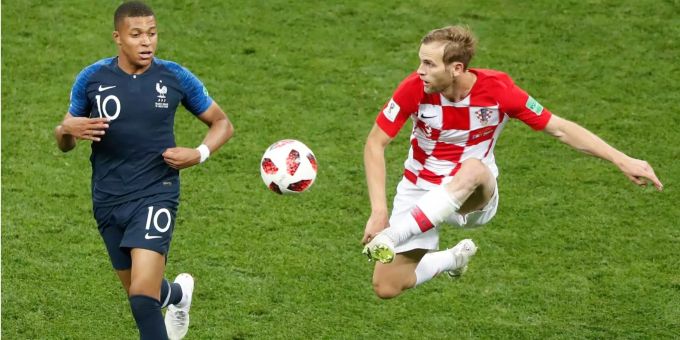 Ivan Strinic (rechts) im Dress der kroatischen Nationalmannschaft. Hier im Final gegen Frankreichs Topstar Kylian Mbappé. Ivan Strinic (rechts) im Dress der kroatischen Nationalmannschaft. Hier im Final gegen Frankreichs Topstar Kylian Mbappé.