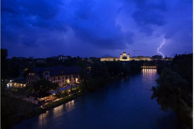 Gewitter über Bern mit Blitz und Donner im Juni 2018 - Keystone Gewitter über Bern mit Blitz und Donner im Juni 2018 - Keystone