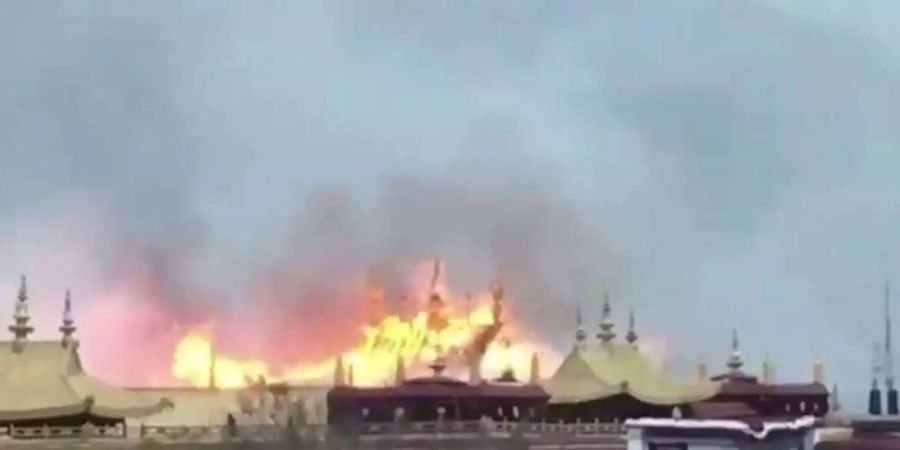 Im Jokhang-Tempel, der mitten in Lhasa steht, ist Feuer ausgebrochen.