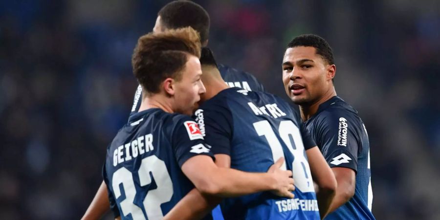 Nach einer längeren Durstphase setzt sich Hoffenheim endlich wieder einmal durch. Mitunter dank einer Doublette von Gnabry gewinnt das Team von Julian Nagelsmann gegen RB Leipzig gleich mit 4:0.