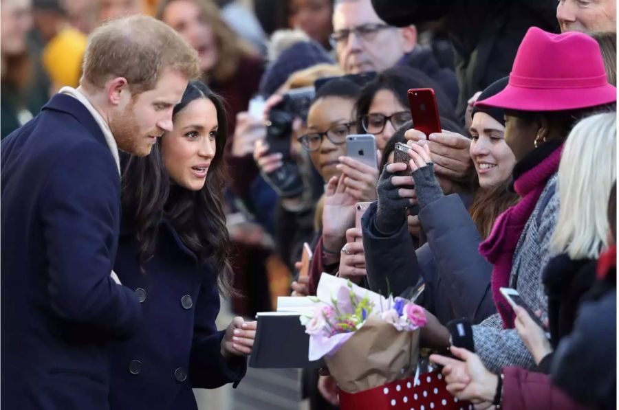 Fan-Ansturm auf die Amerikanerin: Meghan wird von den Briten freudig empfangen.