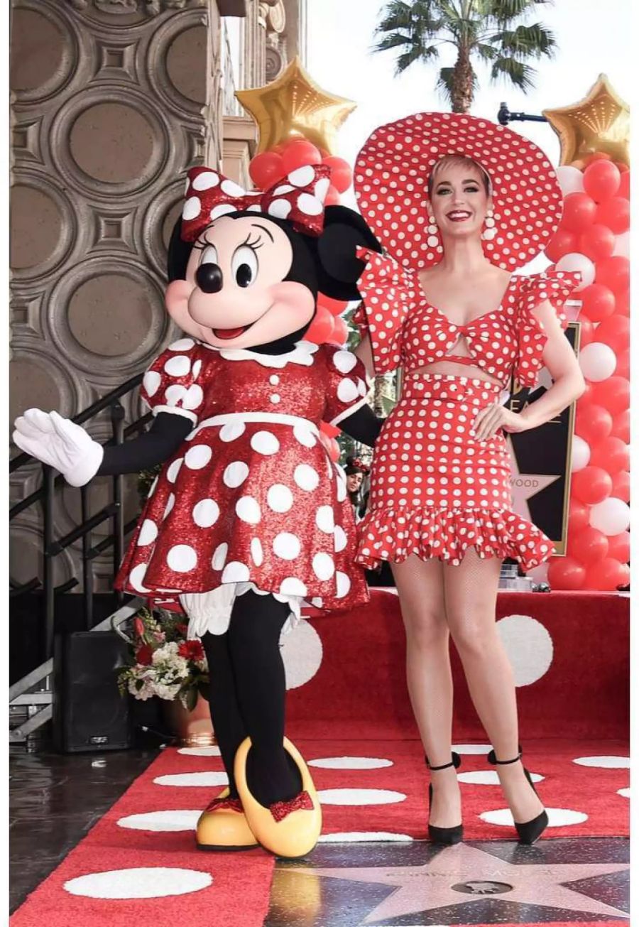 Katy Perry freut sich mit Minnie Mouse über den Stern auf dem «Walk of Fame».