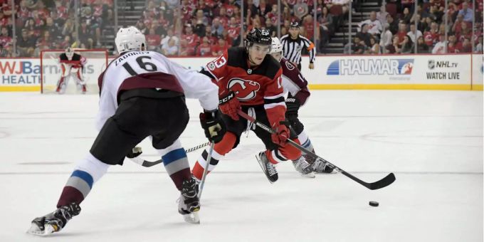 Nico Hischier hat sich auf Anhieb in der NHL durchgesetzt. Nico Hischier hat sich auf Anhieb in der NHL durchgesetzt.
