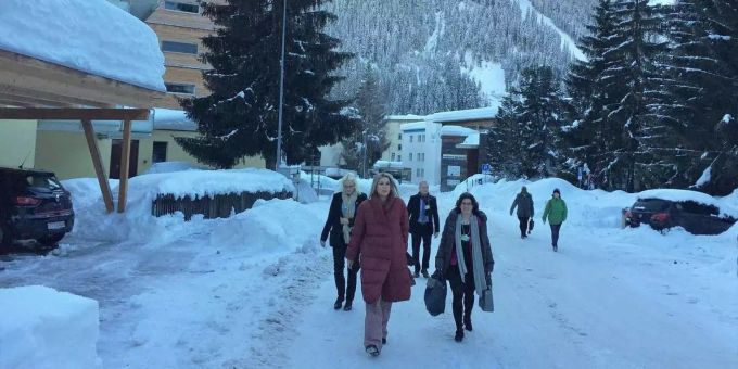 Ohne Schal, ohne grosse Entourage schlurft Königin Maxima durch Davos. Royal-Allüren? Null. Ohne Schal, ohne grosse Entourage schlurft Königin Maxima durch Davos. Royal-Allüren? Null.