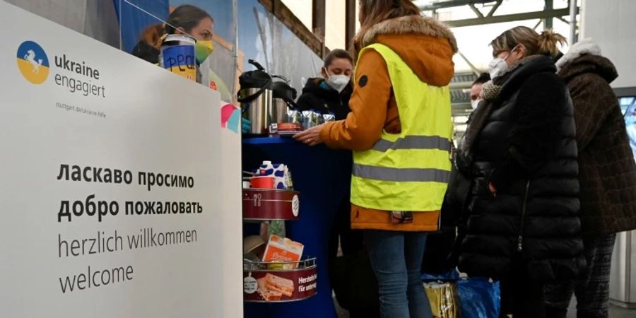 Geflüchtete aus der Ukraine am Bahnhof in Stuttgart