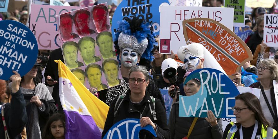 Rund einen Monat vor den Kongress-Zwischenwahlen in den USA haben am Samstag (Ortszeit) tausende Menschen in mehreren Städten für das Recht auf Abtreibung protestiert. Im Bild die Demo in Washington.