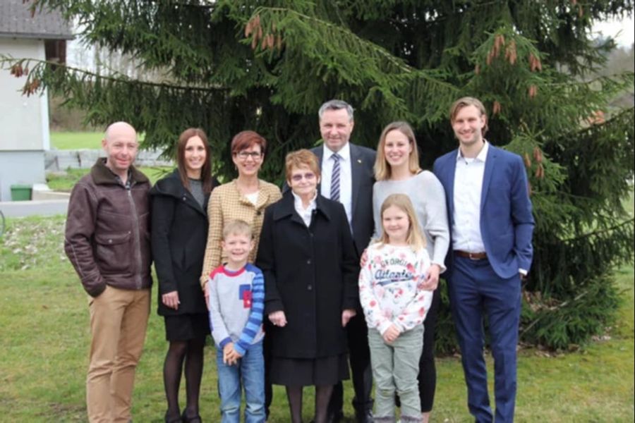 Gemeinsam haben sie eine grosse Familie (von links nach rechts): Sohn Mario, Tochter Marlène, Ehefrau Romy, Mutter Salzmann, Tochter Martina, Sohn Matthias und Grosskinder Luc und Leonie.