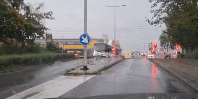 Keine Verletzten - Bus wird in den Niederlanden von Zug halbiert
