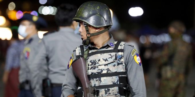 Ein bewaffneter Polizist steht in Yangon. Myanmar Yangon