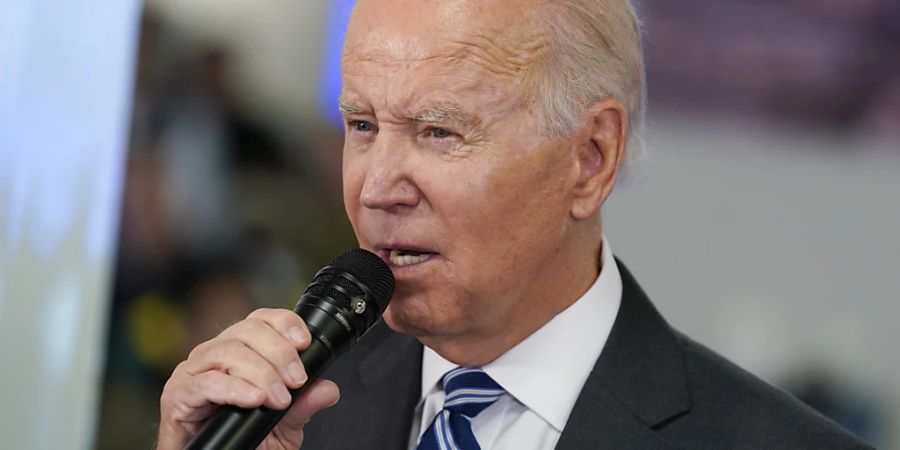 Joe Biden (l), Präsident der USA, spricht während eines Besuchs im Hauptquartier der Federal Emergency Management Agency (FEMA) über Hurrikan «Ian». Foto: Evan Vucci/AP/dpa