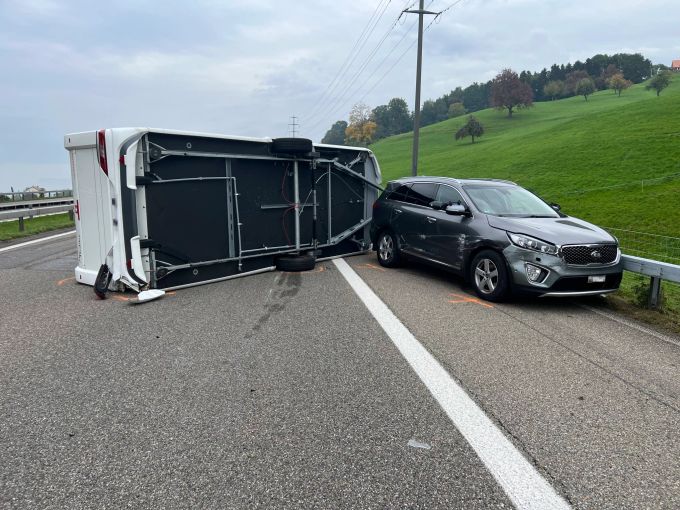 A1/Rorschacherberg SG: Wohnanhänger Blockiert Nach Unfall Normalspur ...