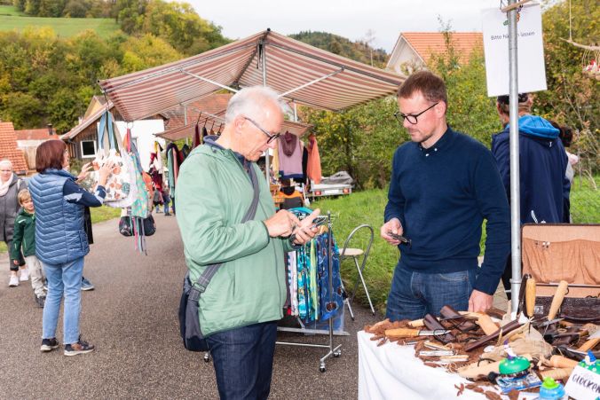 Thomas Belloli (hier mit seinem Vater) nimmt für seine Messer auch Twint-Zahlungen entgegen.