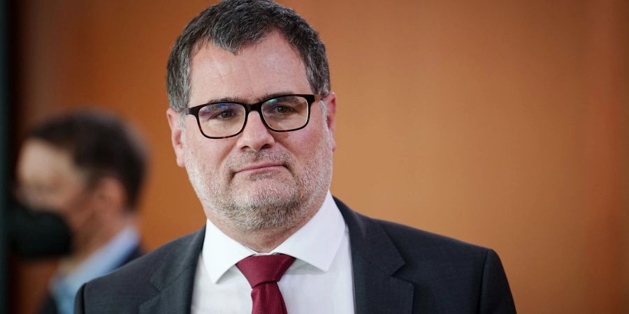 Mehrere Politiker haben den Nazi-Vergleich von Kanzleramtschef Wolfgang Schmidt im Ringen um eine Lieferung von Kampfpanzern an die Ukraine kritisiert.
