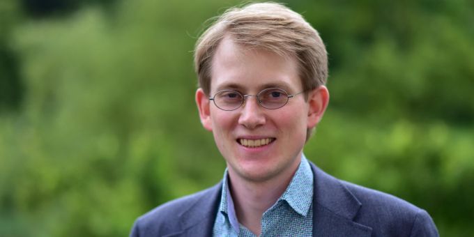 Sebastian Koller ist Mitglied des Stadtparlaments und vertritt die Fraktion Grüne Prowil in der Bildungskommission. Porträtfoto Mann Koller Stefan Wil