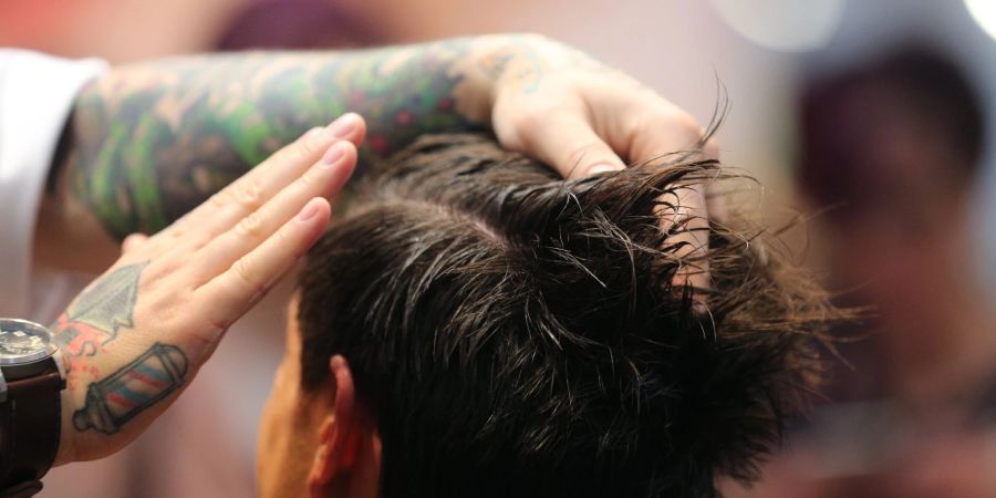 Igel-Looks lassen sich etwa mit Styling-Glue fixieren. Dafür eine kleine Menge in den Handflächen verreiben und in das trockene oder handtuchtrockene Haar einarbeiten.