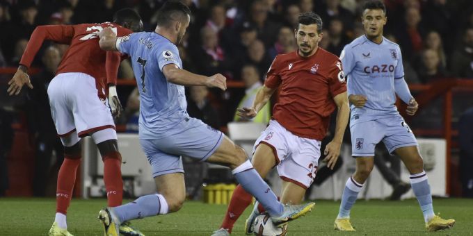 Remo Freuler im Einsatz für Nottingham Forest gegen Aston Villa in der Premier League. nottingham forest