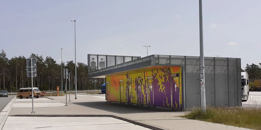 Sauber und freundlich: So wünschen sich Autofahrer einen Rastplatz - die Realität sieht nicht immer so sonnig aus wie hier auf dem Parkplatz Engelmannsbäke (A 1) in Niedersachsen.