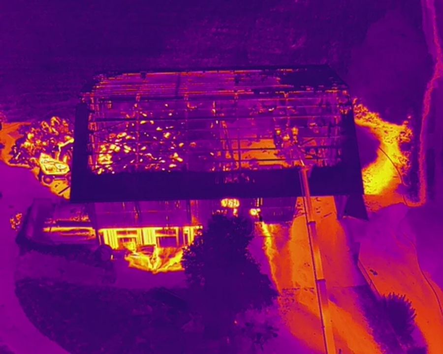 Aufnahmen mit einer Wärmebildkamera zeigen Glutnester nach dem Scheunenbrand in Schüpfheim LU.