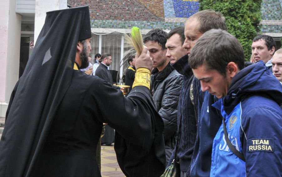 Ein orthodoxer Priester segnet die Reservisten in Rostow, bevor sie sich von ihren Familien verabschieden.