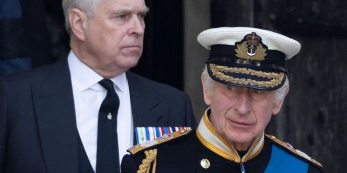 Prinz Andrew (li.) und sein Bruder König Charles III. haben seit Jahren ein angespanntes Verhältnis. andrew charles