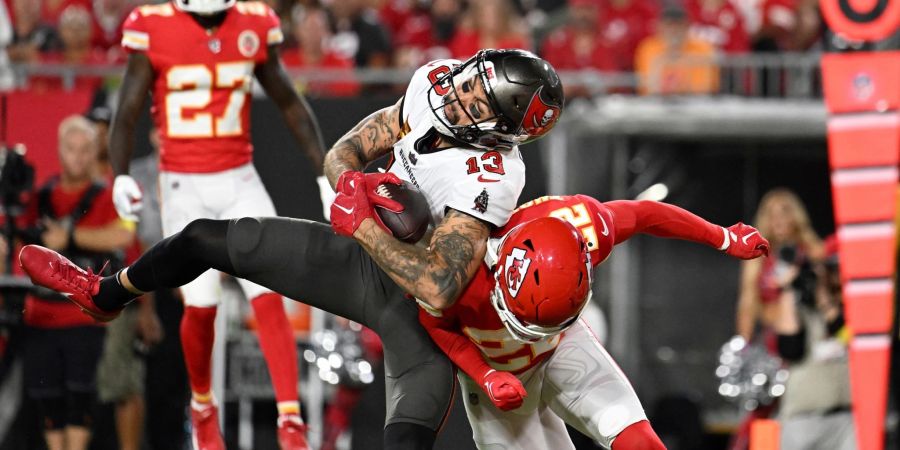 Wide Receiver Mike Evans (13) von den Tampa Bay Buccaneers erzielt einen Touchdown gegen Juan Thornhill (22) von den Kansas City Chiefs.