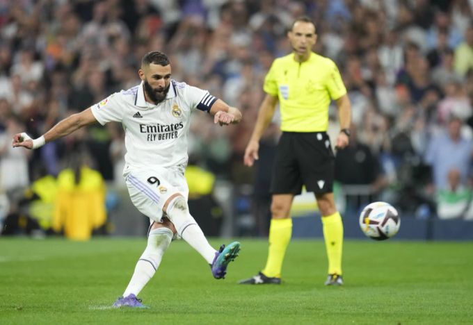 Karim Benzema setzt den Penalty an die Latte. Real