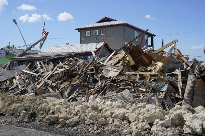 Trümmerhaufen, verursacht durch die Schäden des Hurrikans Ian, säumen die Fahrbahn. (AP Photo/Wilfredo Lee) ian
