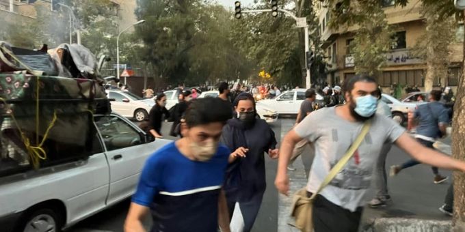 Demonstrierende in Teheran werden von der Polizei vertrieben Demonstrierende in Teheran werden von der Polizei vertrieben