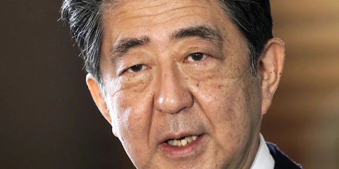Weil er gegen die Pläne eines Staatsbegräbnisses für den ermordeten japanischen Premierminister, Shinzo Abe (Bild), war, hat sich ein Mann in Tokio selbst angezündet. (Archivbild) Weil er gegen die Pläne eines Staatsbegräbnisses für den ermordeten japanischen Premierminister, Shinzo Abe (Bild), war, hat sich ein Mann in Tokio selbst angezündet. (Archivbild)
