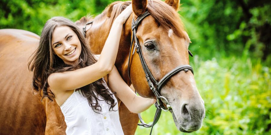 Frau mit Pferd