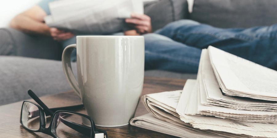 Zeitungen Tasse Brille