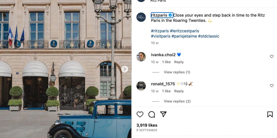 Hotelfassade mit weissen Baldachins und blauem Vintage Auto vor der Tür.