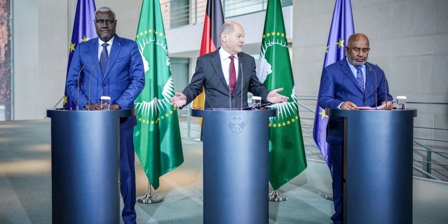 Moussa Faki Mahamat (l-r), Olaf Scholz und Assoumani Azali beim «Compact with Africa»-Gipfel in Berlin.