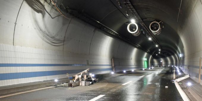Ein Lastwagen mit offener Kippmulde stiess im Eicher Tunnel gegen die Decke. Ein Lastwagen mit offener Kippmulde stiess im Eicher Tunnel gegen die Decke.