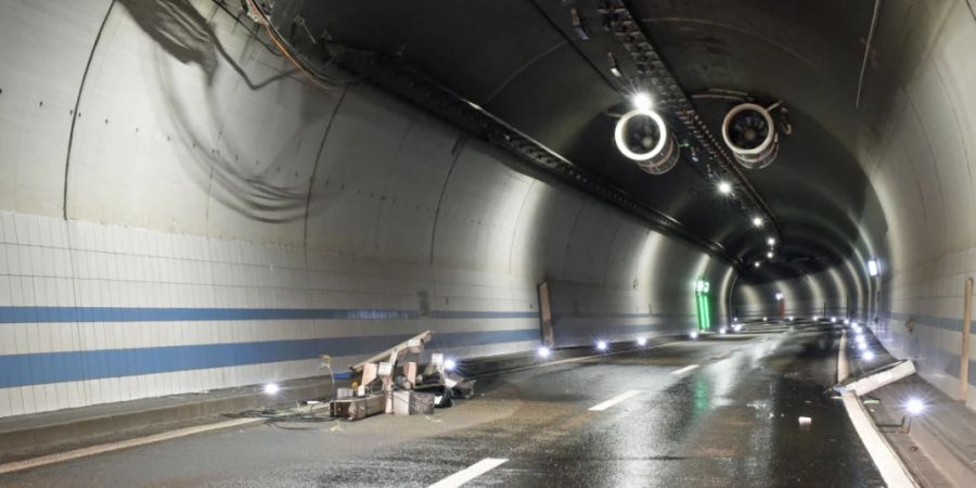 Ein Lastwagen mit offener Kippmulde stiess im Eicher Tunnel gegen die Decke.