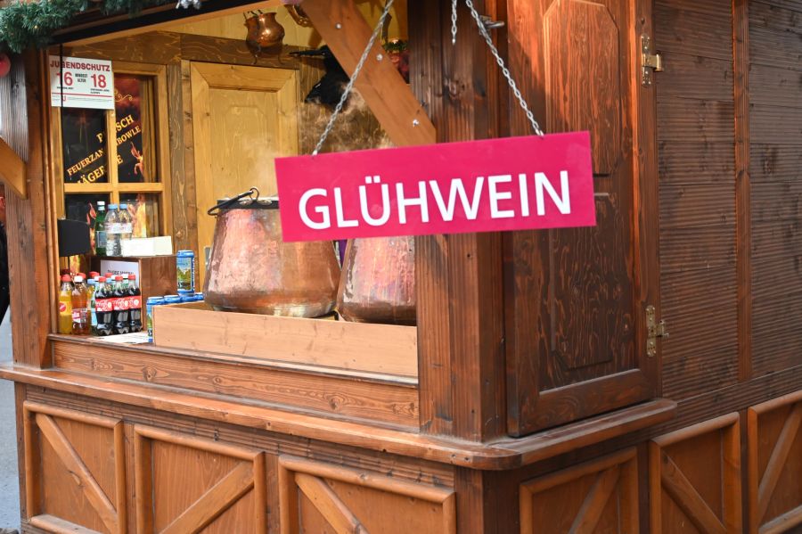 Darf natürlich nicht fehlen: der obligate Glühwein am Christkindmarkt.