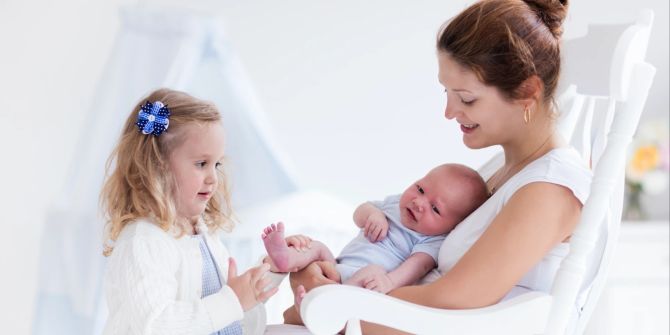 Mutter mit Baby und dessen Schwester