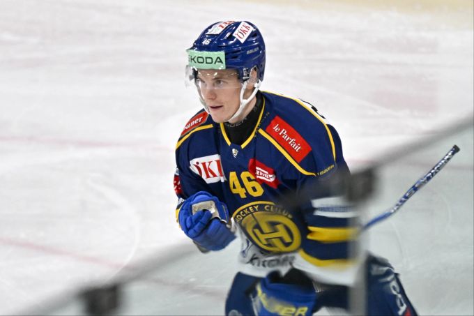 Der Davoser Dominik Egli jubelt im Spiel gegen die SCL Tigers. HC Davos