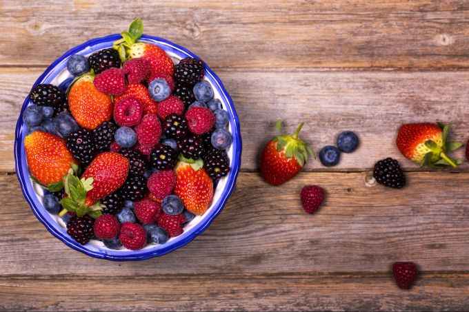 Beeren sind super gesund und werden vor allem im Norden Europas gerne zu leckeren Desserts verarbeitet. Schüssel mit Beeren