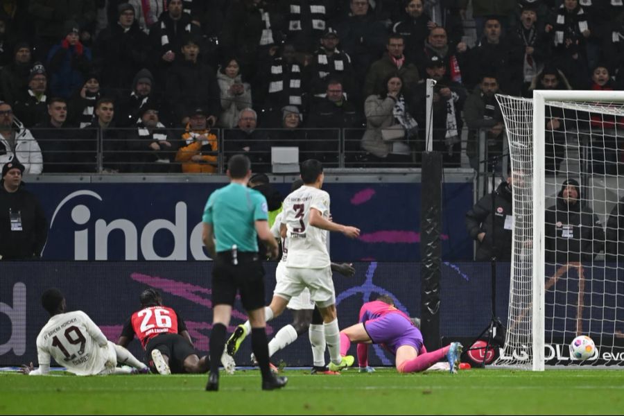 Beim zweiten Gegentor düpiert Junior Ebimbe Alphonso Davies und Manuel Neuer.