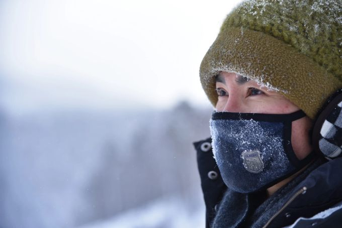 Gegen Kälte draussen hilft, sich warm einzupacken. Frau mit warmer Kleidung