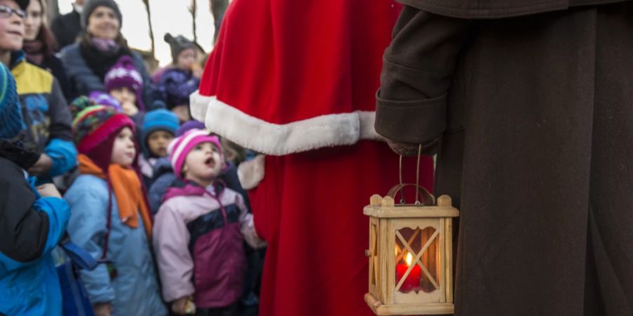 In der Weihnachtszeit werden viele traditionelle Bräuche auch in Kitas zelebriert – Weihnachtsbäume gehören dabei nicht immer dazu.